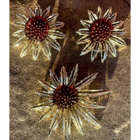 Vintage Sarah Coventry Flower Brooch Pin Clip On Earrings Set Floral Gold Tone - Picture 1 of 6